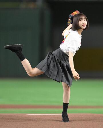 　セレモニアルピッチに登場したなえなの（撮影・伊藤笙子）