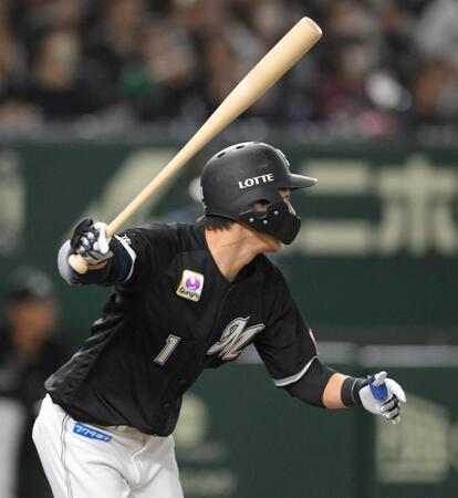 　１回、左前へ先制適時打を放つ藤原（撮影・伊藤笙子）