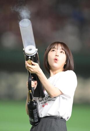 　２回終了後、バズーカ砲でスタンドにカラーボールを打ち込むなえなの（撮影・伊藤笙子）