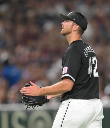 　４回を投げ終え、グラブをたたくサモンズ（撮影・伊藤笙子）