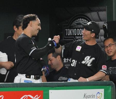 　６回、左越えソロを放ち、高部（右）とグータッチするソト（撮影・伊藤笙子）