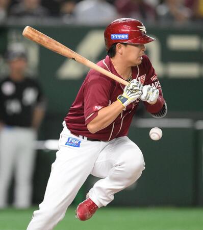 　３回、左足に死球を受ける浅村（撮影・伊藤笙子）