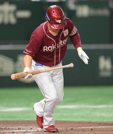 　５回、左飛に倒れる浅村（撮影・伊藤笙子）