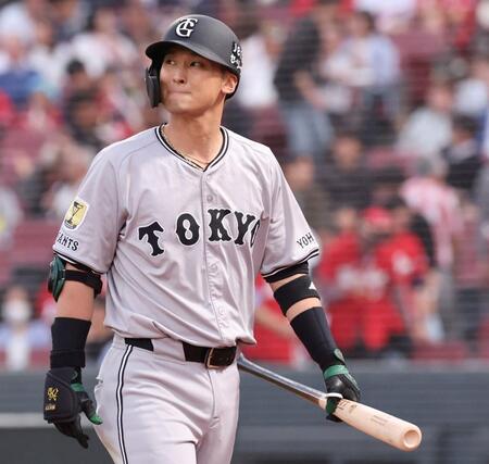 　３回、好機で空振り三振に倒れ、唇をかむ吉川（撮影・市尻達拡）