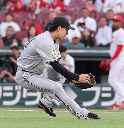 ２回、小園海斗の打球を処理し、投ゴロとする山崎伊織（撮影・市尻達拡）