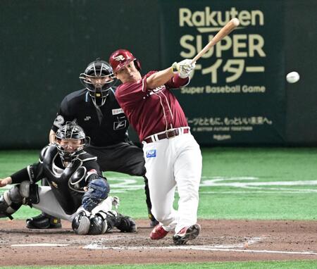 　７回、浅村が左前に適時打を放つ