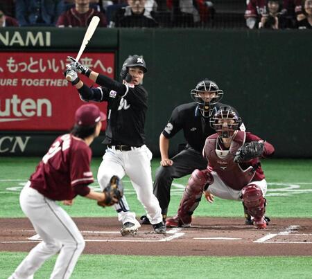 　１回、藤原が左前に先制打を放つ