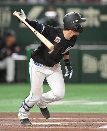 　３回、左前へ適時打を放つ藤原（撮影・伊藤笙子）