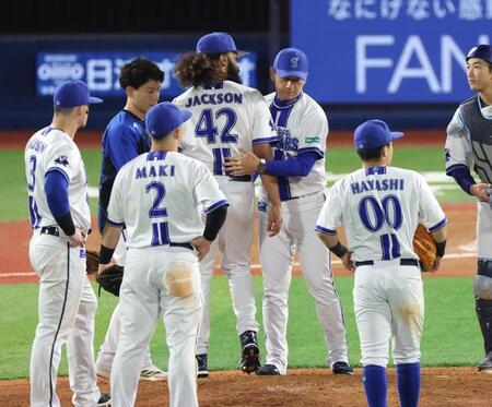　７回、ジャクソンを降板させる三浦監督（撮影・金田祐二）