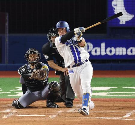 　４回、右前打を放つ牧（撮影・金田祐二）