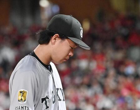 　６回の投球を終えてベンチに戻る山崎