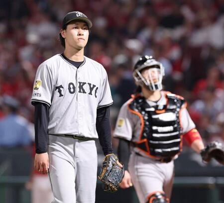 　６回、小園に満塁弾を被弾し、厳しい表情でベンチに戻る山崎（撮影・市尻達拡）