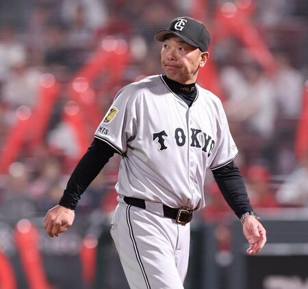 　７回の攻撃を終え、選手交代を告げる阿部監督（撮影・市尻達拡）