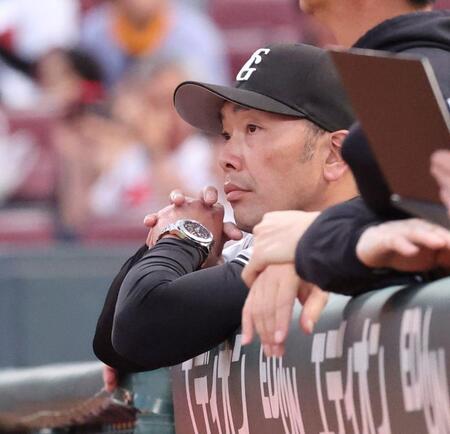 　３回、グラウンドに視線を送る阿部監督（撮影・市尻達拡）