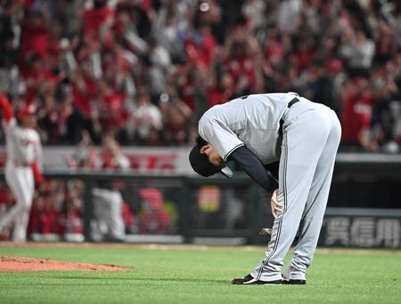 　６回、小園に逆転の満塁本塁打を浴びた山崎