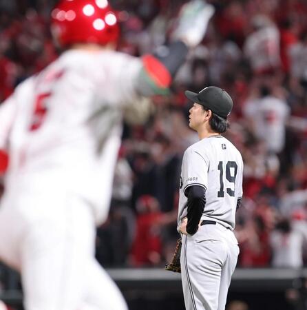 　６回、小園に右越え満塁本塁打を浴び立ち尽くす山崎（撮影・市尻達拡）