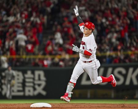 　６回、満塁本塁打を放ち、笑顔で塁を回る広島・小園＝マツダ