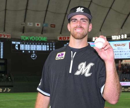 　６回途中無失点の好投で来日初勝利を挙げ、ウイニングボールを手に笑みを浮かべるサモンズ（撮影・伊藤笙子）