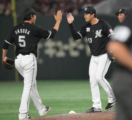 　９回を抑え、プロ初セーブを挙げた木村（右）＝撮影・伊藤笙子