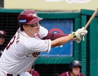 　５回、この試合３安打目となる適時打を放つ浅村