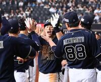　８回、逆転満塁本塁打を放ち、ナインに迎えられるオリックス・広岡（中央）（撮影・中島達哉）
