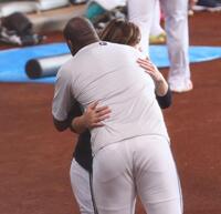 　試合前、レイエス（手前）と抱き合う宮城（撮影・中島達哉）