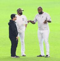 　試合前、新庄監督（中央）と言葉を交わすレイエス（右）＝撮影・中島達哉