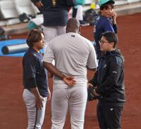 　試合前、レイエス（中央）と言葉を交わす宮城（左）＝撮影・中島達哉