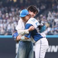 　ファーストピッチセレモニーに登場し、田宮（右）と抱き合う中島健人（撮影・中島達哉）