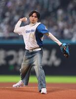 　ファーストピッチセレモニーで投球する中島健人（撮影・中島達哉）