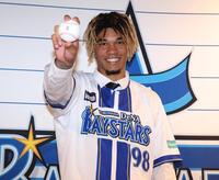 　支配下登録され笑顔のマルセリーノ（撮影・金田祐二）