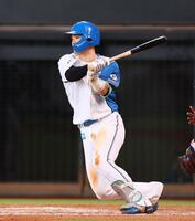 　７回、先制の２点適時打を放つ郡司（撮影・中島達哉）