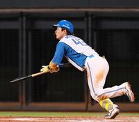 　８回、２点適時二塁打を放つ水野（撮影・中島達哉）