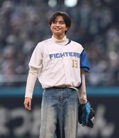　ファーストピッチセレモニーに登場し、笑顔を見せる中島健人（撮影・中島達哉）