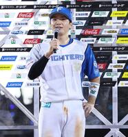 　インタビュアーの中島健人から質問を受け、笑顔を見せる郡司（撮影・中島達哉）