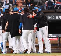 　オリックスに勝ち越しを決め、ナインを迎える新庄監督（右）＝撮影・中島達哉