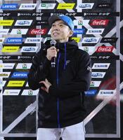 　インタビュアーの中島健人から質問を受ける宮西（撮影・中島達哉）