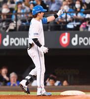 　８回、適時打を放ち、ほえる伏見（撮影・中島達哉）