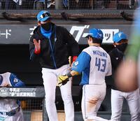 　７回、郡司の先制打で生還した二走・水野（右から２人目）を迎える新庄監督（撮影・中島達哉）