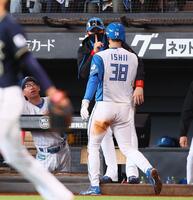 　７回、郡司の先制打で生還した三走・石井（３８）を迎える新庄監督（奥）＝撮影・中島達哉