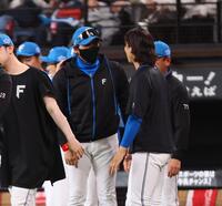 　細野（右）に声をかける新庄監督（中央）＝撮影・中島達哉