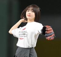 　セレモニアルピッチに登場したなえなの（撮影・伊藤笙子）