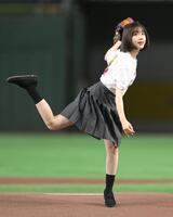 　セレモニアルピッチに登場したなえなの（撮影・伊藤笙子）