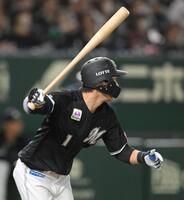 　１回、左前へ先制適時打を放つ藤原（撮影・伊藤笙子）