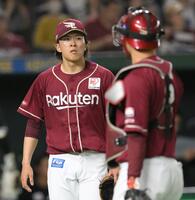 　１回、先制を許した早川（左）＝撮影・伊藤笙子