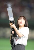 　２回終了後、バズーカ砲でスタンドにカラーボールを打ち込むなえなの（撮影・伊藤笙子）