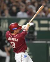 　７回、左前へ適時打を放つ浅村（撮影・伊藤笙子）