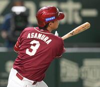 　７回、左前へ適時打を放つ浅村（撮影・伊藤笙子）