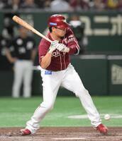 　３回、左足に死球を受ける浅村（撮影・伊藤笙子）