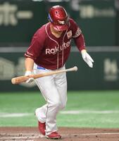 　５回、左飛に倒れる浅村（撮影・伊藤笙子）